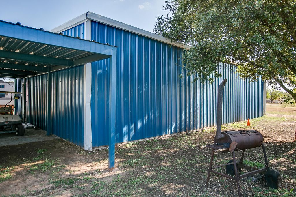 Image 26 of property listing at 405 W 18th Street, Robert Lee, TX 76945