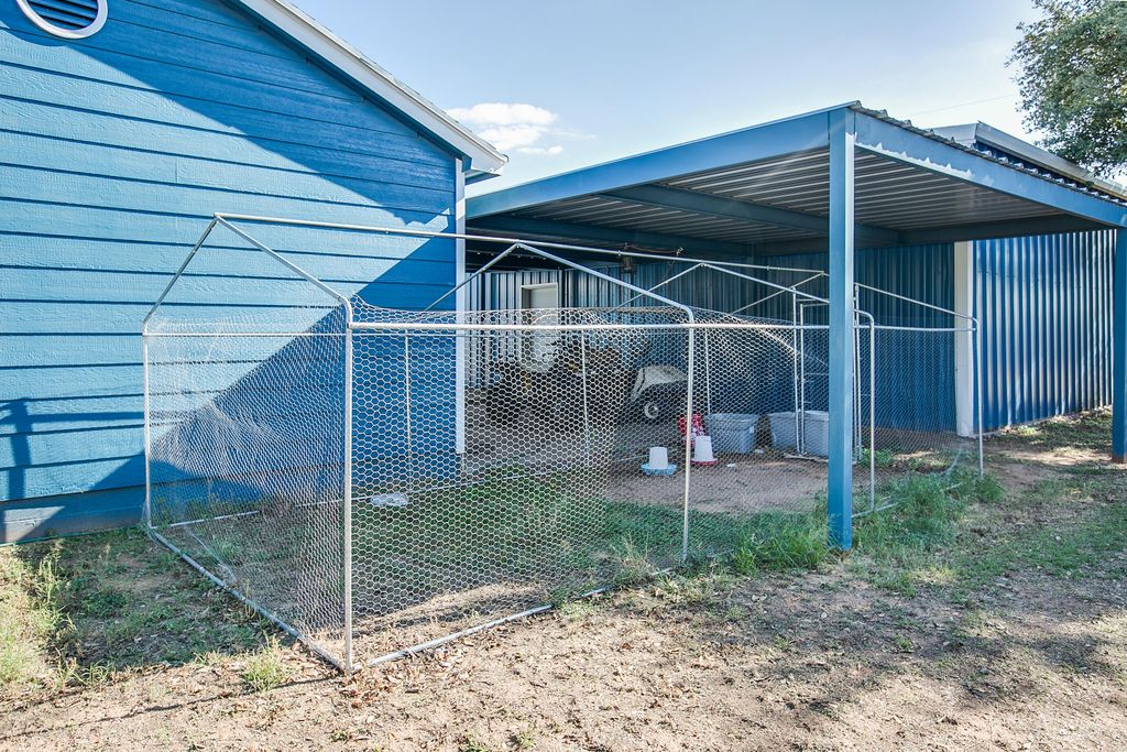 Image 27 of property listing at 405 W 18th Street, Robert Lee, TX 76945