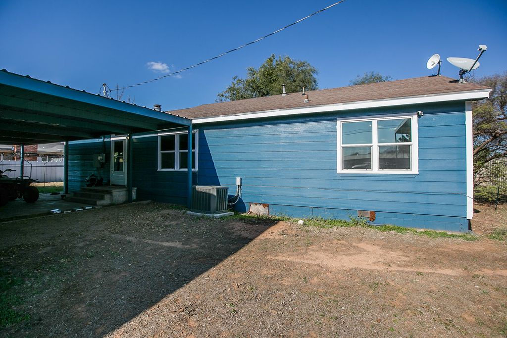 Image 28 of property listing at 405 W 18th Street, Robert Lee, TX 76945