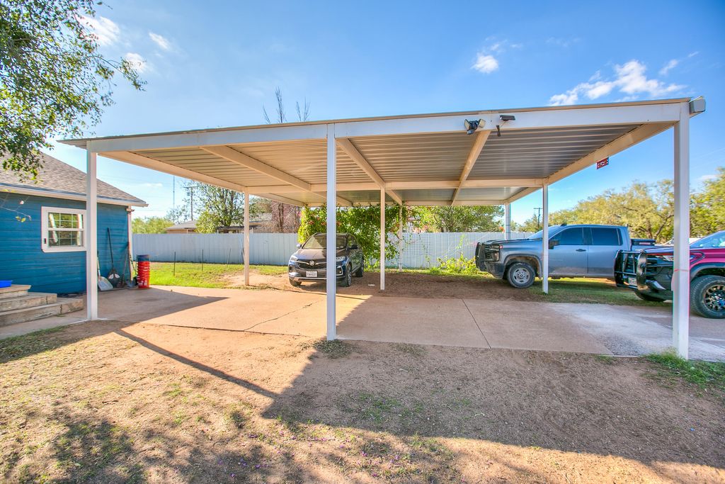 Image 3 of property listing at 405 W 18th Street, Robert Lee, TX 76945