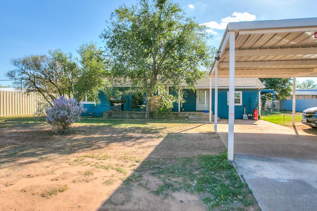 Image 4 of property listing at 405 W 18th Street, Robert Lee, TX 76945