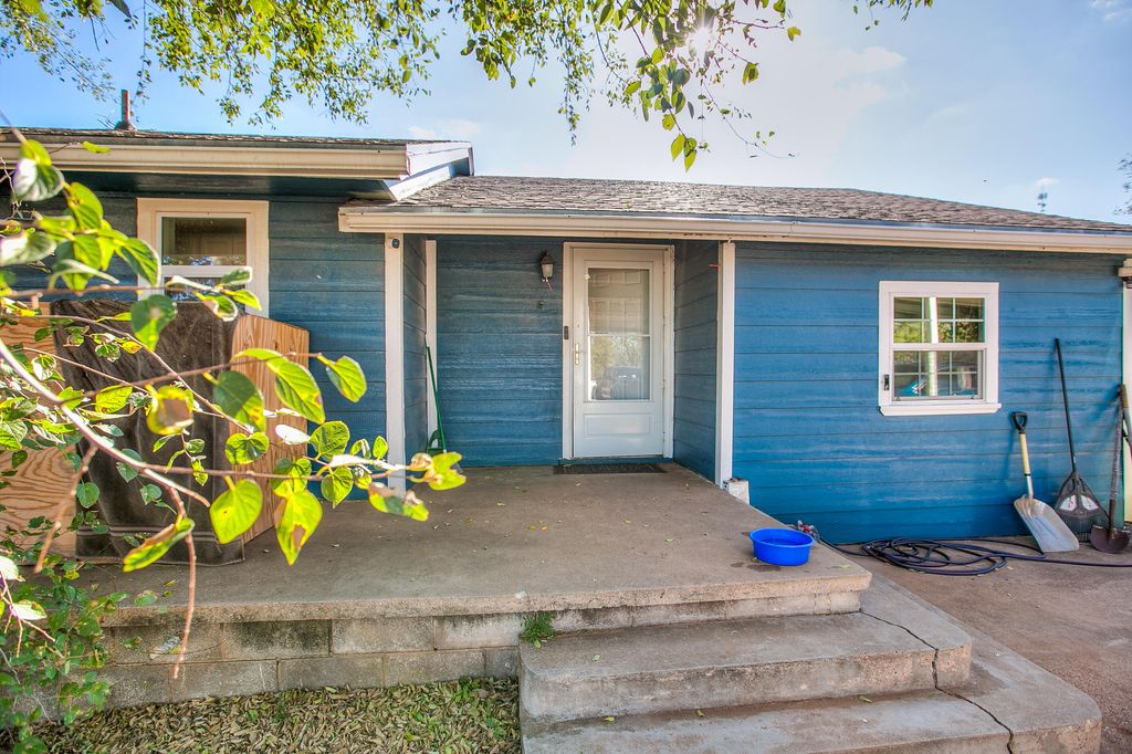 Image 5 of property listing at 405 W 18th Street, Robert Lee, TX 76945