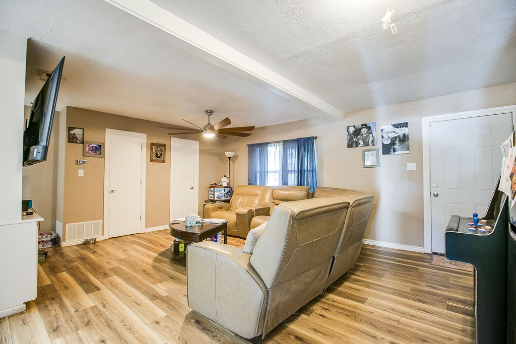 Image 7 of property listing at 405 W 18th Street, Robert Lee, TX 76945