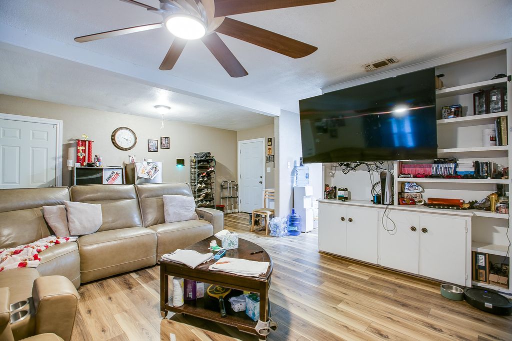 Image 9 of property listing at 405 W 18th Street, Robert Lee, TX 76945