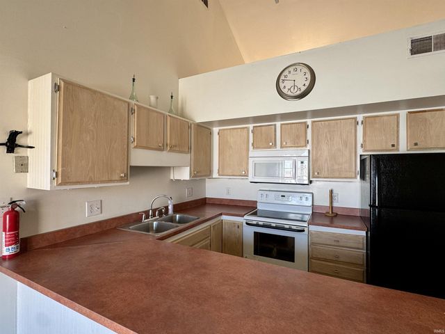 111 E 6th St Apt E, Bloomington, IN 47408