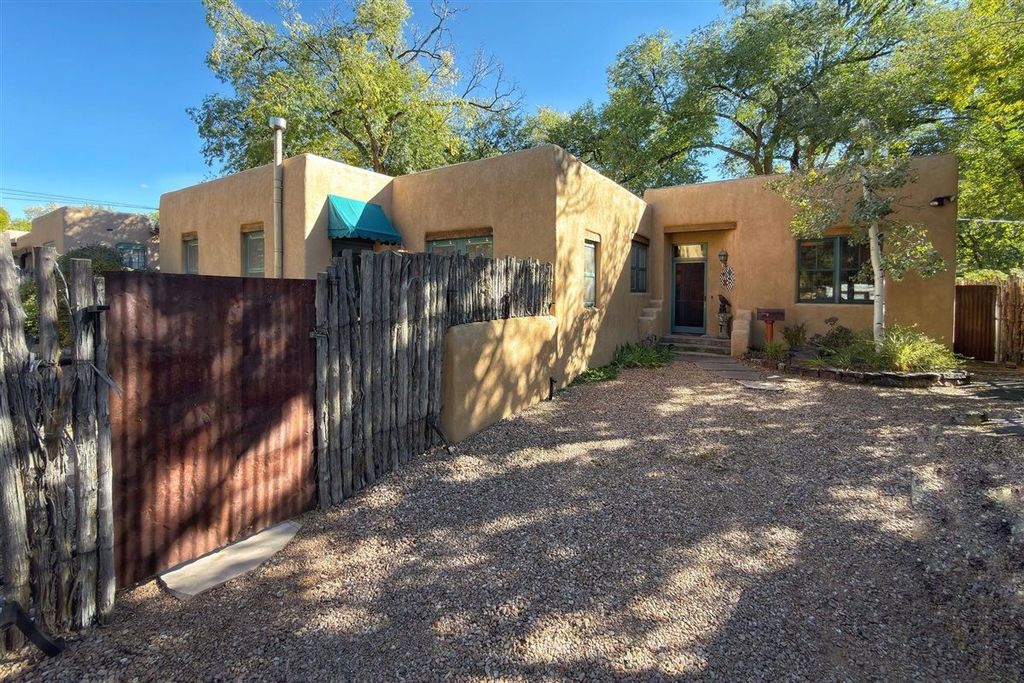 210 E Houghton Street, Santa Fe, NM 87505