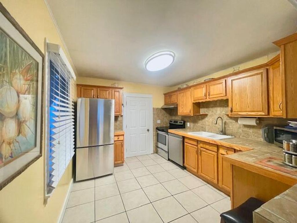 Image 13 of property listing at 629 SE 4th Avenue, Delray Beach, FL 33483