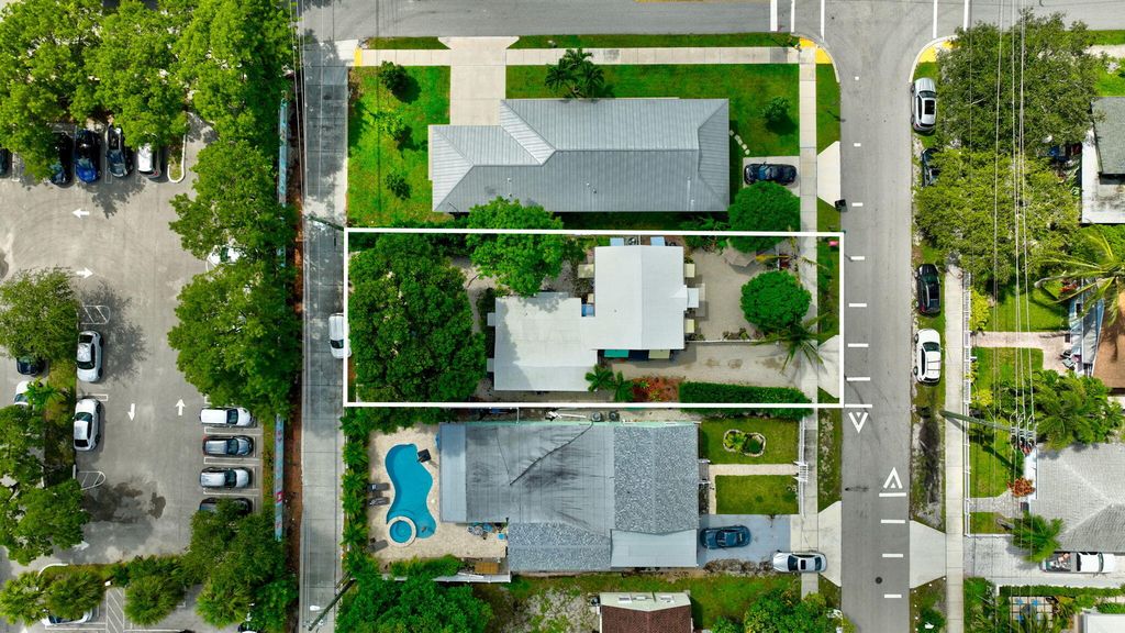 Image 4 of property listing at 629 SE 4th Avenue, Delray Beach, FL 33483