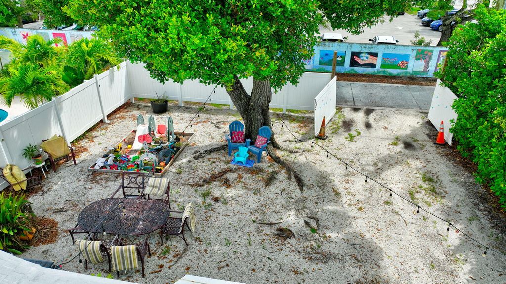 Image 8 of property listing at 629 SE 4th Avenue, Delray Beach, FL 33483