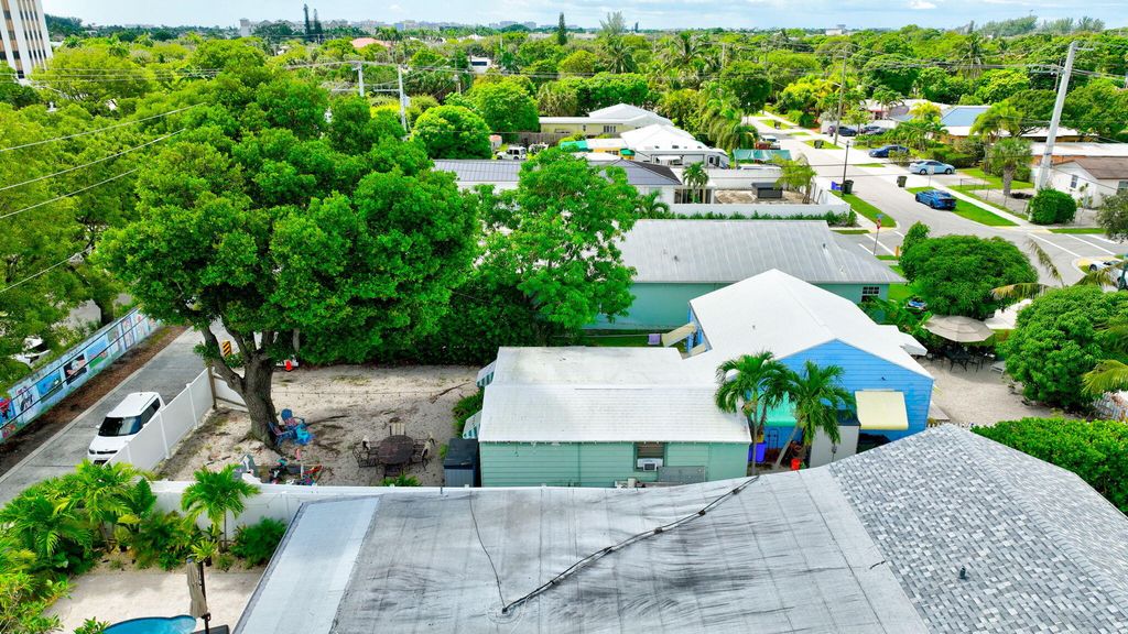 Image 9 of property listing at 629 SE 4th Avenue, Delray Beach, FL 33483