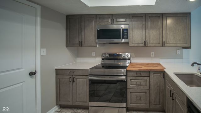 209 Brighton Court, Greenwood, IN 46143