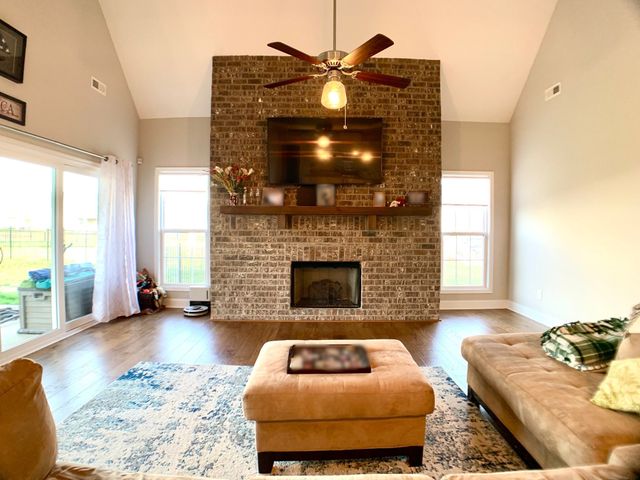 585 Dexter Dr, Clarksville, TN 37043