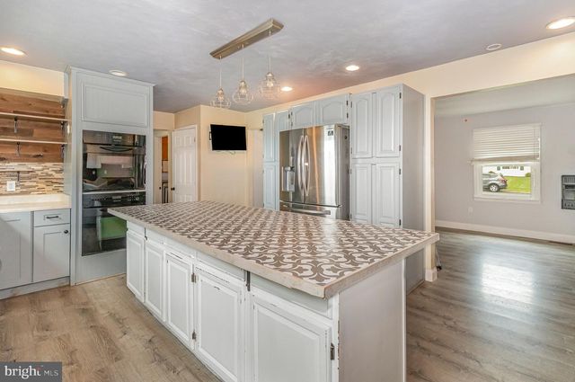 1122 FLORIBUNDA LN, Mechanicsburg, PA 17055