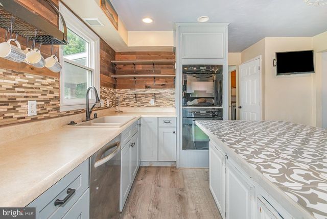 1122 FLORIBUNDA LN, Mechanicsburg, PA 17055