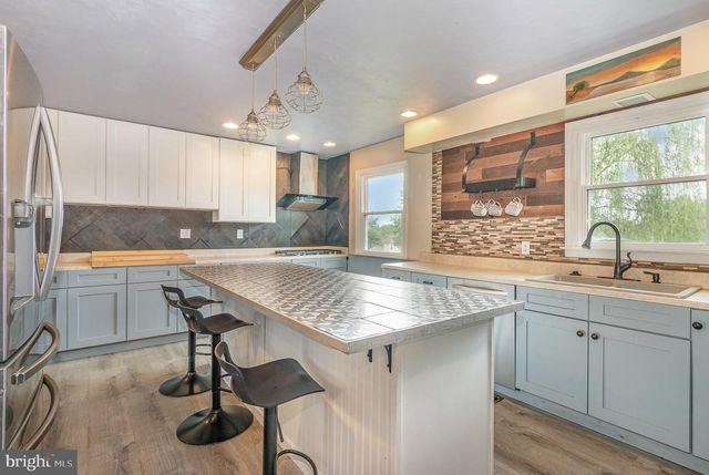 1122 FLORIBUNDA LN, Mechanicsburg, PA 17055