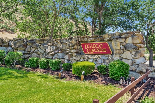 9092 Golf Canyon Dr, Patterson, CA 95363