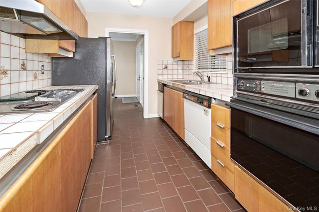 21 Waters Edge 21, Rye, NY 10580