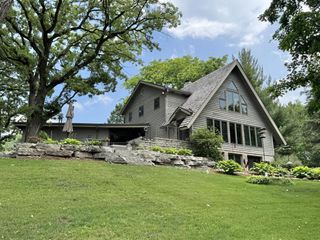 W301S2885 Snowdon DRIVE, Waukesha, WI 53188