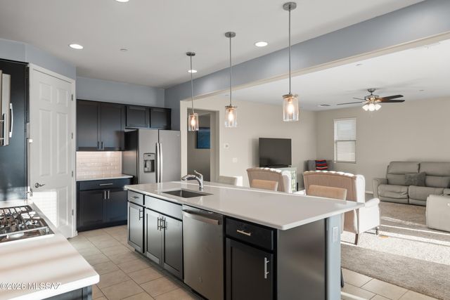 16081 N Columbus Boulevard, Tucson, AZ 85739