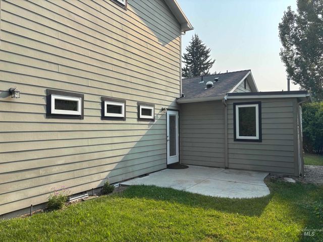 3401 W Plant Dr, Boise, ID 83703