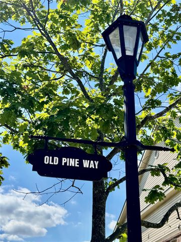 414 Old Pine Way 136, Walled Lake, MI 48390