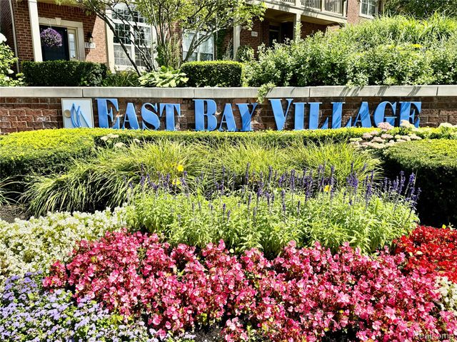 414 Old Pine Way 136, Walled Lake, MI 48390