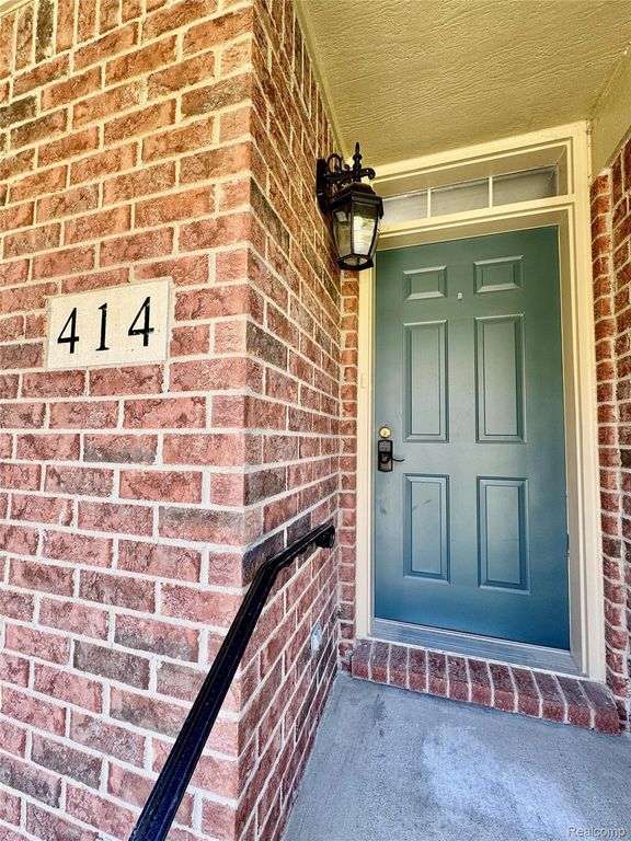 414 Old Pine Way 136, Walled Lake, MI 48390