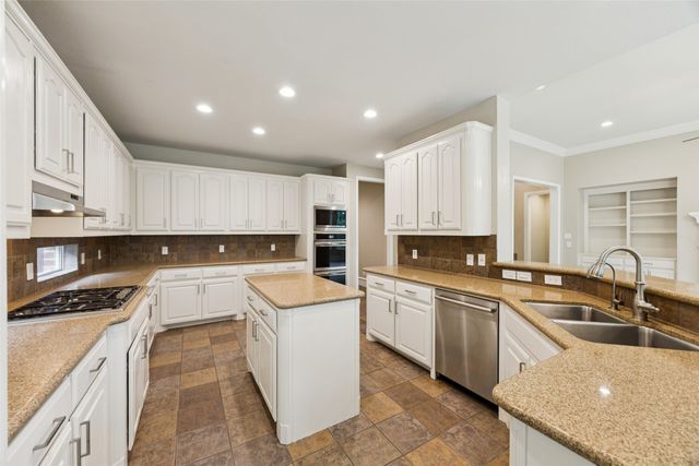 2625 Creekway Drive, Carrollton, TX 75010