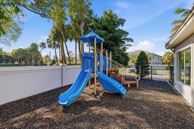 554 Sanderling Circle, Deerfield Beach, FL 33442