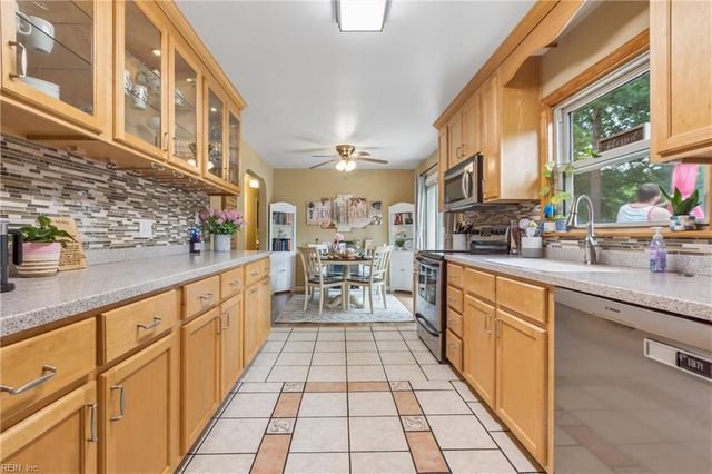 10 Fawn LN, Newport News, VA 23602