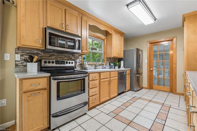10 Fawn LN, Newport News, VA 23602