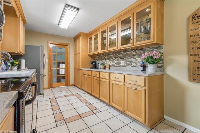 10 Fawn LN, Newport News, VA 23602