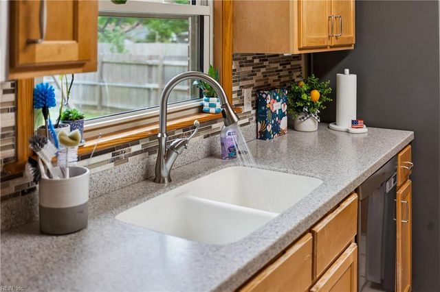 10 Fawn LN, Newport News, VA 23602
