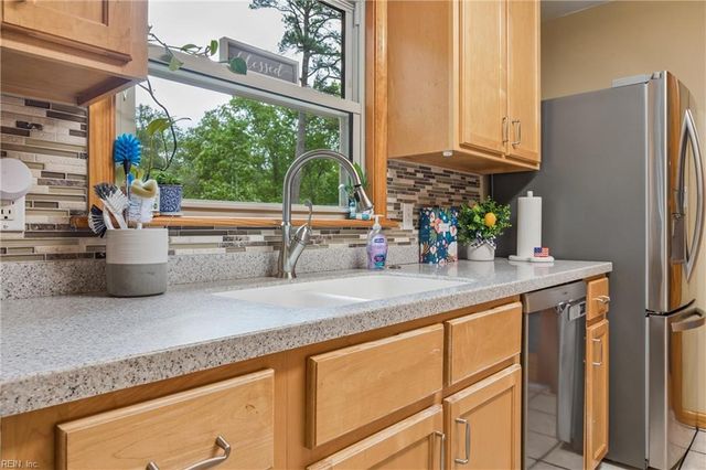 10 Fawn LN, Newport News, VA 23602