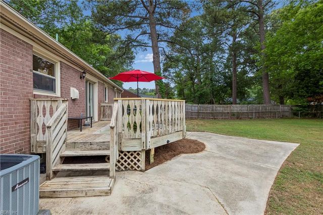 10 Fawn LN, Newport News, VA 23602