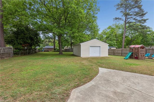 10 Fawn LN, Newport News, VA 23602