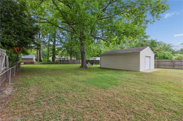 10 Fawn LN, Newport News, VA 23602