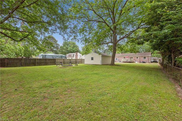 10 Fawn LN, Newport News, VA 23602