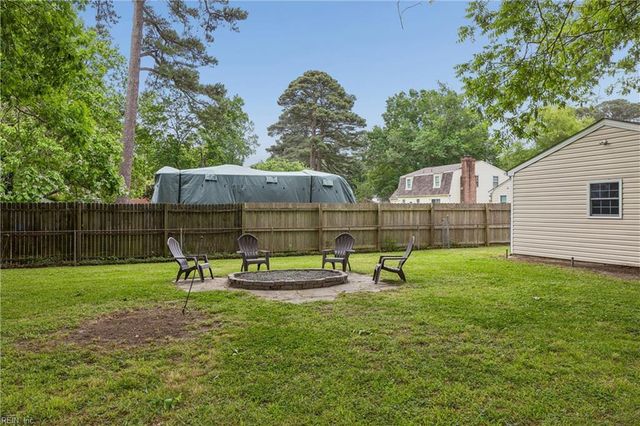 10 Fawn LN, Newport News, VA 23602