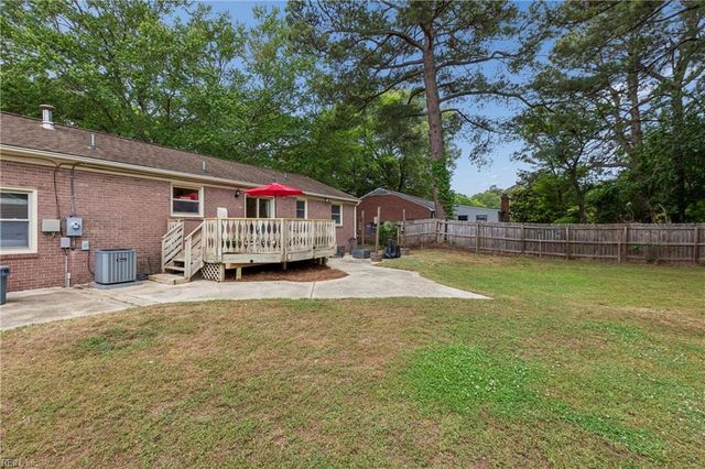 10 Fawn LN, Newport News, VA 23602