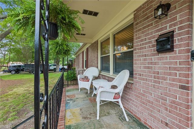 10 Fawn LN, Newport News, VA 23602