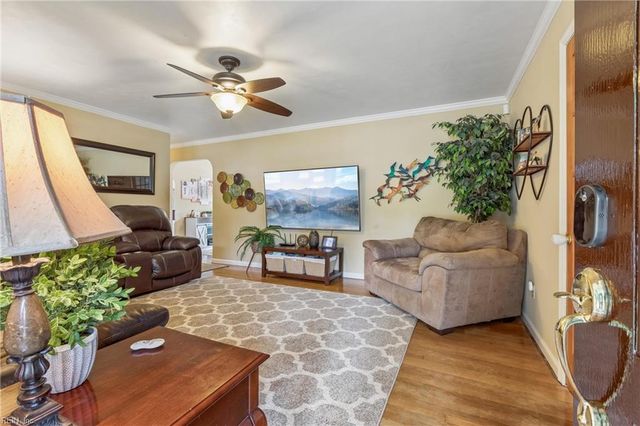 10 Fawn LN, Newport News, VA 23602