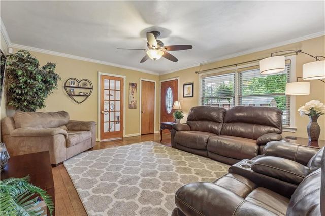 10 Fawn LN, Newport News, VA 23602
