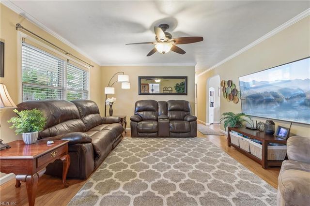 10 Fawn LN, Newport News, VA 23602