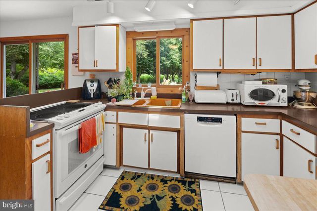 260 FRIENDSHIP RD, Cranbury, NJ 08512