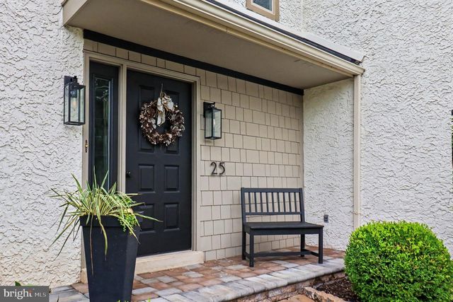 25 E KNOWLTON RD, Media, PA 19063