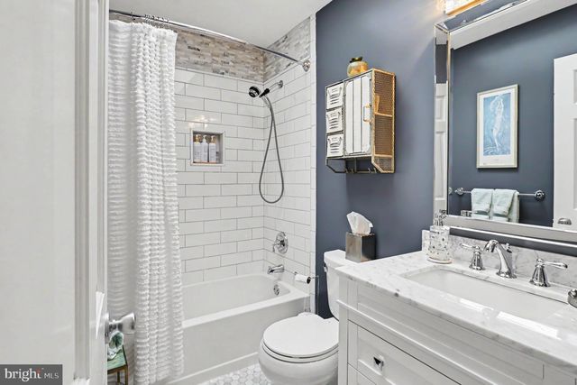 25 E KNOWLTON RD, Media, PA 19063