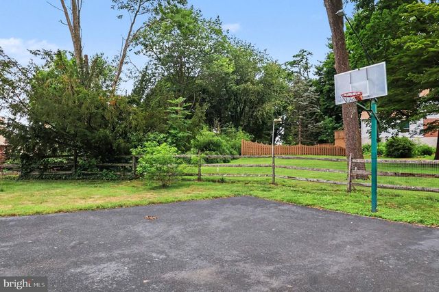 25 E KNOWLTON RD, Media, PA 19063