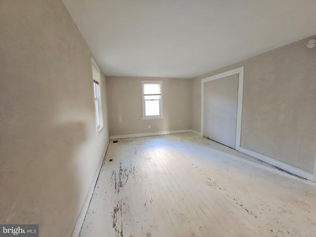 18 REGIONAL DR, Carneys Point, NJ 08069