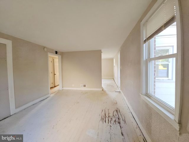 18 REGIONAL DR, Carneys Point, NJ 08069
